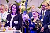 Telenor Norge-sjef Birgitte Engebretsen sier de har hatt god dialog med Konkurransetilsynet om kjøpet av Globalconnects fiberkunder i privatmarkedet. Her sammen med konsernsjef i Telenor, Benedicte Schilbred Fasmer, under feiringen av 25 år på børs i 4. desember 2025.
