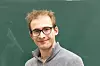 Postdoktor Gunnar Lange på Senter for materialvitenskap og nanoteknologi (SMN) ved UiO. Foto: Yngve Vogt