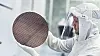 Imecs renrom kan håndtere de aller største silisium-waferne, som har en diameter på 300 mm. Det er nok til å produsere rundt 600 av de mest avanserte databrikkene.