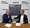 Morten Tengs, adm. dir. i Space Norway (t.h.) og David Coughlan, adm. dir. i SubCom under signering av kontrakten. Foto: Courtney McDaniel, SubCom
