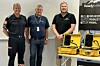 Brannvesenet i Sarpsborg og Østfold Røde Kors har testet kommunikasjonsløsningen fra Ready Communication, og fikk levert de første koffertene fra selskapet. Fra venstre: brannsjef Terje Surdal, Arnulf Hansen, som er leder for beredskap og ambulanse i Østfold Røde Kors, og Espen Olsen.