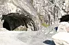 Tunneler i fjellet fra 85 til 550 meters høyde gir en pipe-effekt, det vi si gjennomtrekk, som utnyttes til luftkjøling for en rimeligere penge.