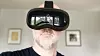 Man ser dessverre fortsatt ikke så lur ut med VR-briller. Journalisten med Vive Focus 3. Foto: Eirik Helland Urke