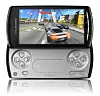 Xperia Play er Sonys første skikkelige PS-mobil. Nesten. Den har Android OS. (Og det står 'DRIFT' på skjermen!).
