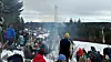 Publikum hadde slått seg ned over alt i skogen langs løypenettet i Holmenkollen under skifestivalen sist helg. Telenors mobilmast midt i bildet. Foto: Telenor