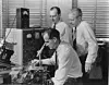 Oppfinnerne av transistoren fotografert i 1948: John Bardeen, stående til venstre, Walter Brattain, stående til høyre. Sittende, William Shockley, som ledet prosjektet hos Bell Labs. Foto: Bell Labs