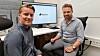 NTNU-student Magnus Hauge Langholm (t.v.) har brukt sommeren til å utvikle målstyringsverktøy fra scratch til ferdig produkt. Prosjektleder Thomas Hesselberg i Appfarm har i stor grad latt sommervikarene styre prosjektet på egen hånd.