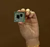 AMD-sjef Lisa Su viste fram en tidlig utgave av selskapets tredje generasjons Ryzen-prosessorer under CES 2019. Den lille brikken i prosessoren inneholder blant annet prosessorkjernene, mens den størst brikken inneholder I/O-systemene som forbinder kjernene med resten av pc-en. Foto: AMD
