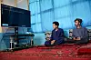Afghanere forsøker forgjeves å koble til TV-en sin til internett. Bildet er tatt i Kabul, 30. september. Foto: Sayed Hassib/Reuters/NTB