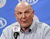 Steve Ballmer under en pressekonferanse for basketballaget han eier i fjor sommer. Nå har Microsofts ekstopp også kjøpt seg en større aksjepost i Twitter.