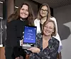 «Berntsen» skal være så enkel at brukeren ikke trenger opplæring for å ta den i bruk. Og den varsler brukeren om at det er tid for å spise og drikke vann. Brukeren kan også ha videosamtaler med pårørende eller personale. Prosjektleder for innovativ rehabilitering Carina Kolnes (t.v.), fysioterapeut Lina Lindegaard og gründer Hege Eiklid samarbeider tett om erfaringene med bruk av aktivitetsroboten. Foto: Sverre Chr. Jarild