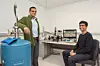 Professor Ali Javey (til venstre) og studenten Sujay Desai står bak den nye transistoren. Foto: Marilyn Chung/Berkeley Lab