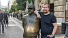 David Kristensen er seniorkonsulent i Forse. Her under en jobbtur til Budapest i 2019. Statuen til venstre er angivelig av en politimann.
