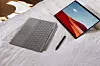Den nye utgaven av Surface Pro X har forlenget batteritid og kan leveres med prosessorer Microsoft SQ2. Pennen kan legges i et eget rom i tastaturet, hvor den blir oppladet trådløst. Foto: Microsoft