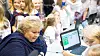 Statsministeren og 300 elever koste seg under Girl Tech Fest i forrige uke: – Det er viktig å lære om koding i skolen, proklamerte Erna Solberg (H) til digi.no da. Foto: Marius Jørgenrud