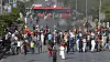 Tilhengere av Pakistans tidligere statsminister Imran Khan kaster stein mot politiet under en protest mot arrestasjonen av Khan i Karachi i Pakistan tirsdag.