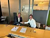 Eward Olastuen, daglig leder Netel Norge signerer med Telenors Anna Måsender. Foto: Netel