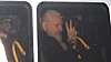 Julian Assange gjør en gest fra bilen hvor han føres bort etter pågripelsen torsdag.