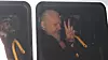 Julian Assange gjør en gest fra bilen hvor han føres bort etter pågripelsen torsdag.