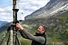 Helt ny type mobil basestasjon fra Telia Norge. Produktsjef for Enterprise Mobile Networks i Telia, Steinar Ulvøy, monterer den mobile basestasjonen under øvelse 'UIendt 2024'.