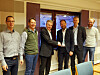 IT-EKSPORT: Adm.dir Anders Ericsson i Jämtkraft (midten venstre) etter signeringen med adm.dir Thomas Pettersen fra Embriq (midten høyre). Løsningen omfatter drift og analyse av drøyt 60.000 svenske strømmålere.