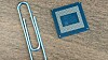 Den nye Tensor-systembrikken til Google ved siden av en binders.