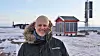 Christian Skottun, her foran en av basestasjonene på Svalbard. Allerede i 2019 tok Telenor Svalbard solenergi i bruk ved flere av sine basestasjoner for å redusere bruken av fossil energi.