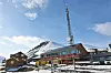 Kontorbygget til Telenor Svalbard med mobilmast og solceller på taket. (Klikk for større bilde). Bilde: Stian Sande