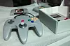 Historiske gjenstander fra 90 tallet vil vekke gode minner hos småbarnsforeldre (spillkonsoll Nintendo 64)