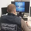 Politimann i det ukrainske cyberpolitiet studerer det beslaglagte nettstedet til VPN Lab. Foto: Cyberpolitiet i Ukraina