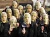 Medlemmer av kampanjegruppen NoteMyVote bærer masker av nåværende statsminister Theresa May under en protest mot det britiske lovforslaget om masseovervåkning som i går ble vedtatt. Foto: Dominic Lipinski/Pa Photos
