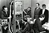 Norsk Datas første datamaskin, Nord-1. Fra venstre: Per Bjørge, Thor Monsen, Ove Raffelsen, Lars Monrad Krohn, Rolf Skår (ved tastaturet), Tom Weum. Foto: Fra boken «Norsk Data – hva gikk galt» av Tor Olav Steine