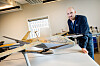 Christian Fredrik Eggesbø, administrerende direktør og gründer i Six Robotics, her med en ombygget drone fra norske Robot Aviation. En komponent på toppen av dronen er sladdet i bildet fordi den ikke skal offentliggjøres.