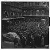 Folk samlet seg på Egertorvet for å se de første norske fjernsynsbildene, 12. januar 1954. Foto: Köpke, Arne F./Arkivverket/Arkivreferanse
