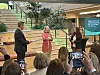 Digitaliseringsminister Karianne Tung under åpningen av 5G- og IOT-laben til Lyse Tele og Nordic Edge i Stavanger. Her klipper hun snora. Foto: Elise Løvereide, Lyse