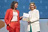 Karianne Tung mottok utredningen «Med lov skal data deles» fra utvalgsleder Camilla Selman i juni 2024. Foto: Marianne Gjessing