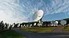 Gjennom avtalen med Telesat skal det bygges minst én bakkestasjon for Lightspeed-nettverket i Norge. Space Norway har fra før én bakkestasjon for satellitter i Norge, nærmere bestemt i Nittedal, kalt Nittedal teleport/Nittedal jordstasjon (bildet). Den tilhørte tidligere Telenor, og er Nordens største antenneanlegg for å ta i mot signaler fra satellitter, med 30 antenner som spenner fra en diamter på 3,7 til 18 meter. Foto: Joachim Seehusen