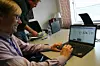 Fredrik Holm holder seg oppdatert på hva både nære og fjerne kolleger holder på med i Microsoft ved hjelp av den nye løsningen. Bilde: Marius Jørgenrud