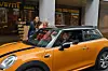 Jeanette Johansen, Victoria Våpenstad og Mari Lindeng Larsen med sin lånte Mini Cooper - som de oppsøker brukere med.