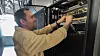 Herman Loennechen, ved NIX, USIT (IT-avdelingen ved Universitetet i Oslo) kobler til kunder i NIX-racket på Blix Data Center i Oslo.