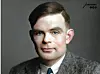 Alan Turing er en av konstruktørene av den moderne datamaskinen, som han skisserte på midten av 30-tallet. I 1948 utformet han de sentrale konseptene i KI i rapporten «Intelligente maskiner». I 1950 lanserte han Turingtesten, som skulle avgjøre om en maskin var intelligent.