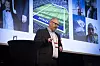 – Vi ser forretningsmuligheter i åpne nett som gir tilgang til å selge tjenester der vi selv ikke har infrastruktur, sier Georg Svendsen, direktør for infrastruktur i Telia Norge. Her er han på scenen under konferansen Telecom World i Haugesund.