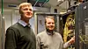 Gruppeleder Petter Bjørbæk ved Usit (t.v.) og Eirik H. Blix kobler til 100GBit/s optiske kabler i Blix Solutions' ruter hos Digiplex.