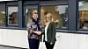 Ordfører Anne-Grethe Larseni Skiptvet kommune og administrerende direktør Anne Berit Rørlien i Viken Fiber, her foran rådhuset i Skiptvet, fotografert etter at avtalen om kjøp av fiberselskapet er signert.