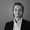 Even Winje er samfunnsøkonom i analyseselskapet Menon. Han jobber med analyser av kraftmarkedet og lager samfunnsøkonomiske vurderinger knyttet til større kraft- og nettutbyggingssaker. Foto: Menon