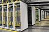 Her ser vi innsiden av et moderne KI-datasenter der tette klynger med grafikkprosessorer utfører enorme regneoppgaver. Den nye ordningen med Flex Routing betyr at norske Copilot-forespørsler nå kan bli sendt til slike anlegg i USA og andre deler av verden når pågangen i Europa er for stor.