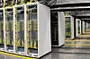 Her ser vi innsiden av et moderne KI-datasenter der tette klynger med grafikkprosessorer utfører enorme regneoppgaver. Den nye ordningen med Flex Routing betyr at norske Copilot-forespørsler nå kan bli sendt til slike anlegg i USA og andre deler av verden når pågangen i Europa er for stor.