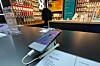 Huawei opplyser tirsdag at det har solgt telefonserien Honor til et konsortium i Kina for å sikre at selskapet, som er tynget av sanksjoner fra USA, overlever.