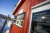 Det gule skiltet i vinduet på vaktbua minner oss om at Forsvaret er i alfaberedskap. Det innebærer skjerpet årvåkenhet grunnet en trussel. Bilde: Per Ervland