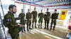KYBERKRIGERE: Oberstløytnant Roger Johnsen lar oss få møte seks avgangselever fra Forsvarets ingeniørhøgskole. Fra v. Sissel, Erlend, Torgeir, Simen, Peder og Simen.